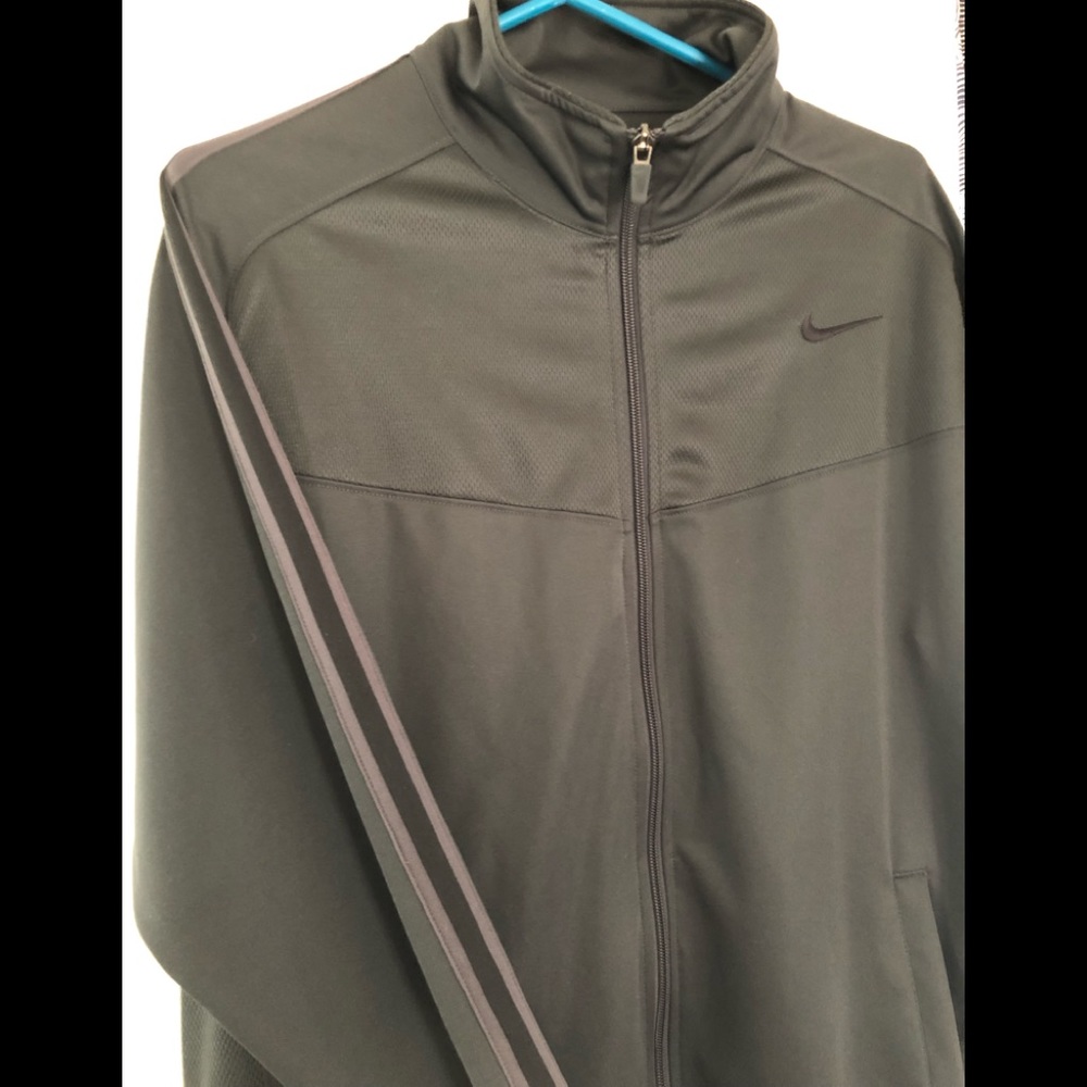 NIKE Lightweight full zippered jacket